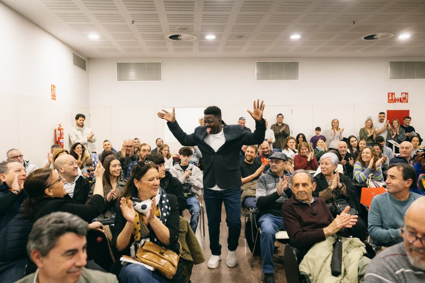 Yaw Costa durante la presentación del libro